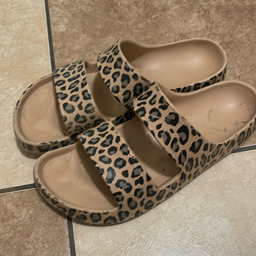 Cheetah girls sandal size 3-4